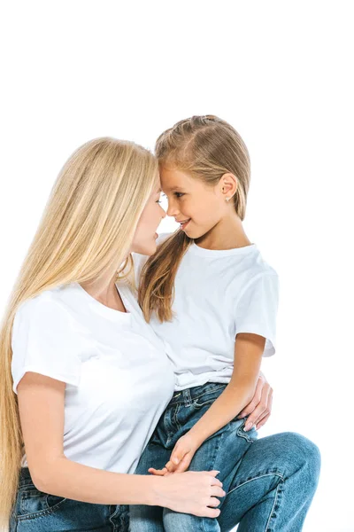 Mãe Feliz Filha Pré Adolescente Olhando Para Outro Isolado Branco — Fotografia de Stock