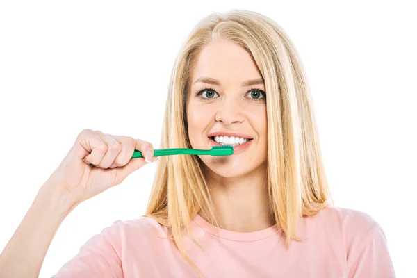 Bela Mulher Escovando Dentes Olhando Para Câmera Isolada Branco — Fotografia de Stock