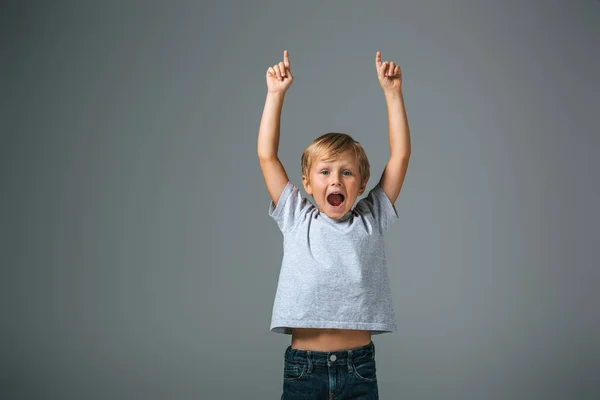 Opgewonden Jongen Met Geopende Mond Wijzend Met Vingers Grijs — Stockfoto