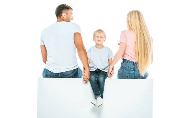 Rodiče Sedí Kostce Drží Ruce Veselým Synem Izolované Bílém — Stock fotografie