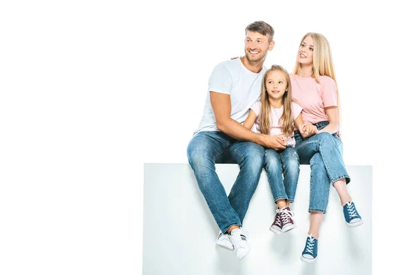 Glückliche Familie Sitzt Auf Würfel Isoliert Auf Weiß — Stockfoto