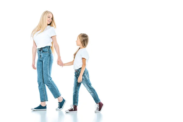 Ευτυχισμένη Μητέρα Κρατάει Χέρι Του Παιδιού Και Περπατάει Στα Λευκά — Φωτογραφία Αρχείου