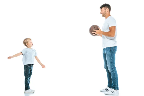 Вид Сбоку Счастливого Отца Держащего Баскетбол Смотрящего Сына Белом — стоковое фото