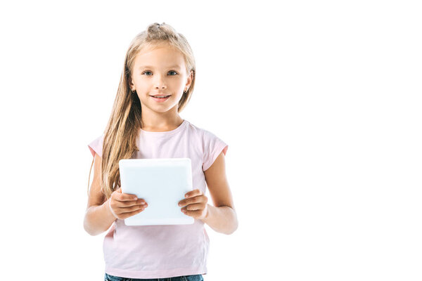 веселый ребенок держит цифровой планшет изолирован на белом
 