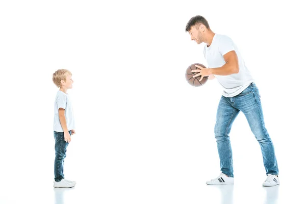 Pai Feliz Segurando Basquete Olhando Para Filho Bonito Branco — Fotografia de Stock