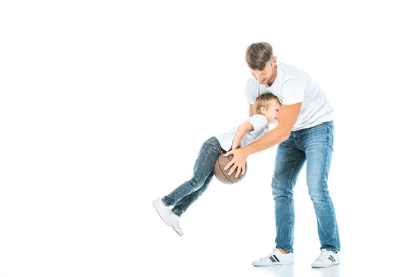 Guapo Padre Sosteniendo Pelota Cerca Hijo Blanco — Foto de Stock