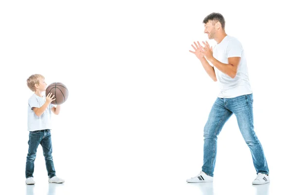 Pemandangan Samping Ayah Tampan Bermain Basket Dengan Anak Atas Putih — Stok Foto