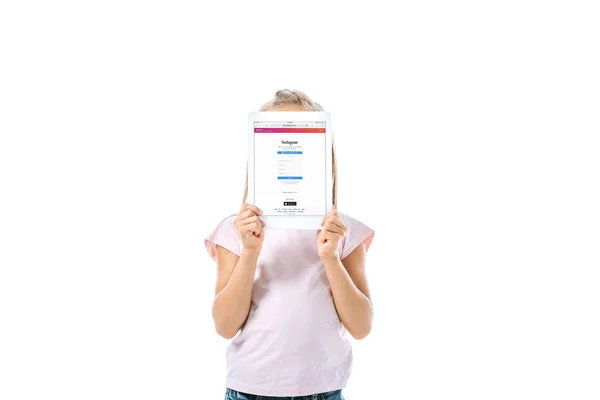 乌克兰基辅 2019年8月19日 孩子们一边捂着脸 一边拿着数字平板电脑 屏幕上的安塔格拉姆应用程序与白色隔离 — 图库照片