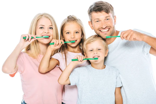 Pais Felizes Crianças Segurando Escovas Dentes Enquanto Escova Dentes Isolados — Fotografia de Stock