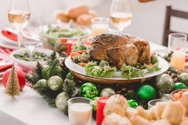Noel 'de sofrada lezzetli hindiyle tabağın seçici odağı 