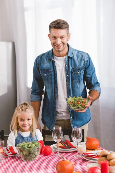 Father Holding Salad Cute Daughter Smiling Looking Camera Thanksgiving Day — Stock Photo, Image