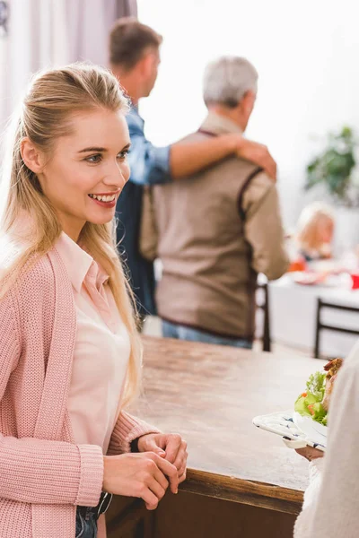 Selectieve Focus Van Lachende Vrouw Kijken Weg Thanksgiving Dag — Stockfoto