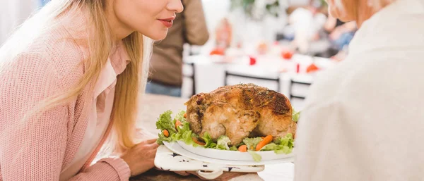 Panoramisch Schot Van Moeder Dochter Holding Plaat Met Lekkere Kalkoen — Stockfoto