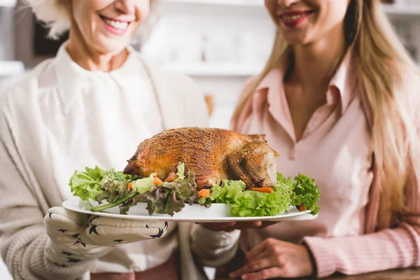 Vista Recortada Sonriente Madre Hija Sosteniendo Plato Con Sabroso Pavo — Foto de Stock