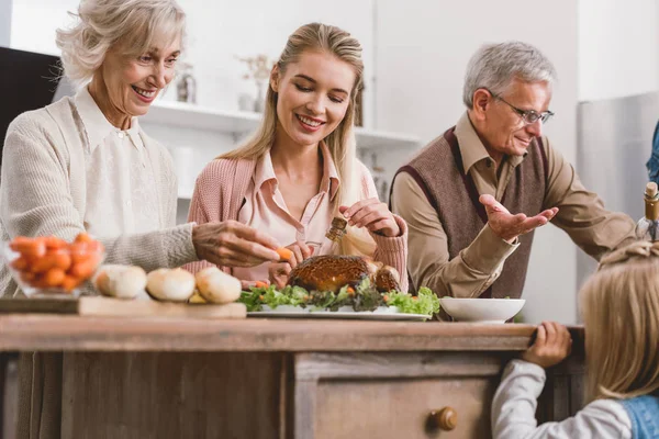 Family Members Serving Turkey Smiling Thanksgiving Day — Stock Photo, Image