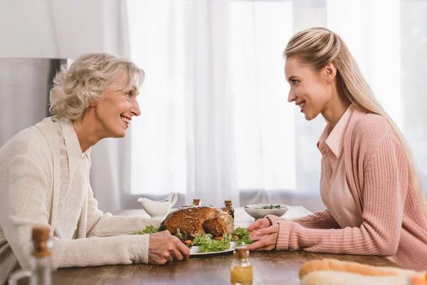 Vista Lateral Sonriente Madre Hija Sosteniendo Placa Con Pavo Día — Foto de Stock