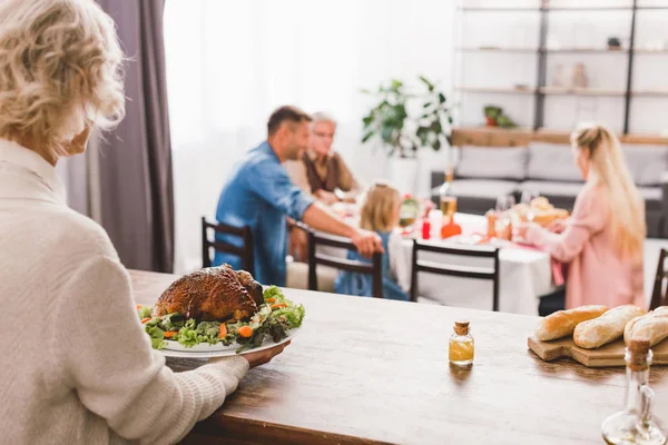 感謝祭の日においしい七面鳥とおばあちゃん保持プレートの選択的な焦点 — ストック写真