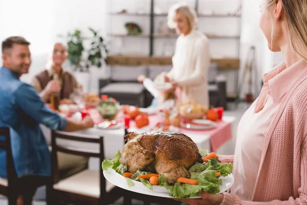 Cropped View Mother Holding Plate Turkey Thanksgiving Day — Stock Photo, Image
