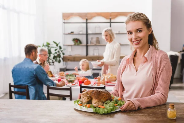 Sonriente Madre Sosteniendo Plato Con Sabroso Pavo Día Acción Gracias — Foto de Stock