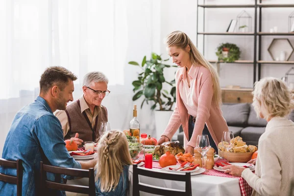 Family Sitting Table Mother Holding Plate Turkey Thanksgiving Day — Stock Photo, Image