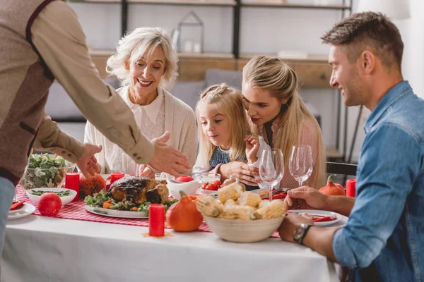 Familiares Sentados Mesa Abuelo Sosteniendo Plato Con Pavo Día Acción — Foto de Stock