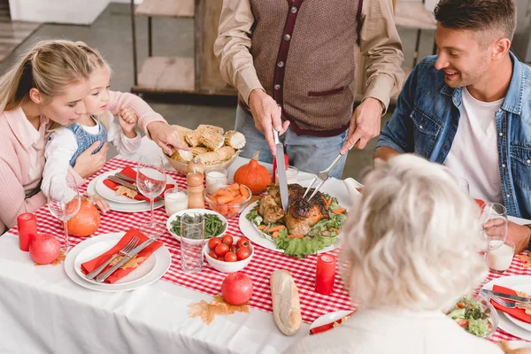 Visão Cortada Membros Família Sentados Mesa Avô Cortando Peru Saboroso — Fotografia de Stock