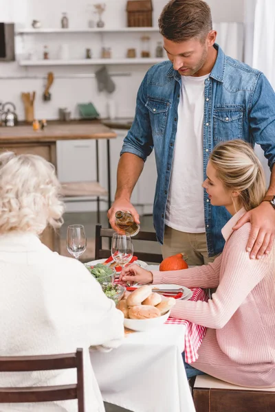 Miembros Familia Sentados Mesa Padre Vertiendo Vino Día Acción Gracias — Foto de Stock