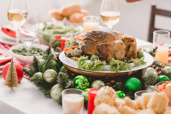 Foyer Sélectif Plaque Avec Dinde Savoureuse Sur Table Noël — Photo