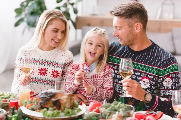 Leende Familjemedlemmar Sitter Vid Bordet Och Håller Vinglas Julklapp — Stockfoto