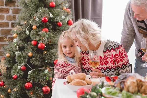 Avós Segurando Copos Vinho Abraçando Neta Natal — Fotografia de Stock