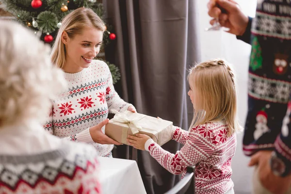 Annenin Kızına Noel Hediyesi Verirken Seçici Odaklanması — Stok fotoğraf