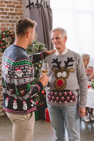 Padre Abuelo Sonriente Sosteniendo Copas Vino Hablando Navidad — Foto de Stock