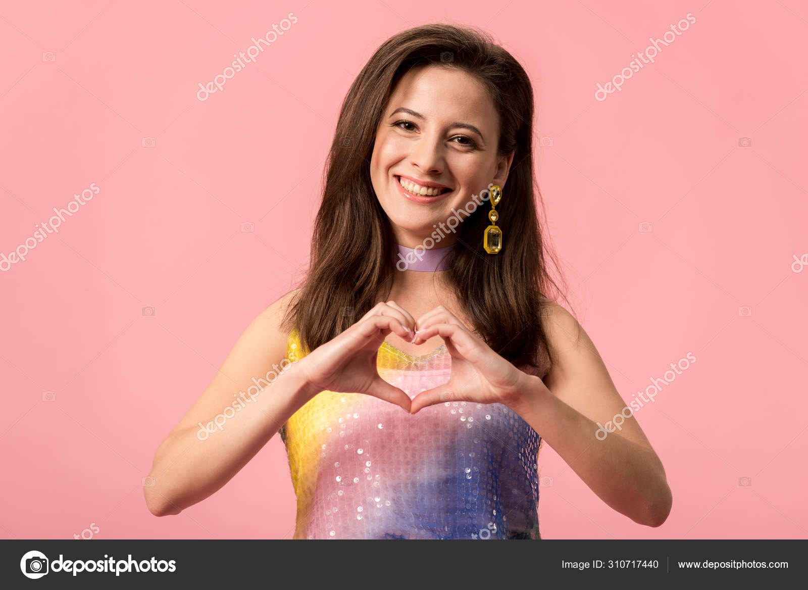 Menina Disco Elegante Jovem Feliz Mostrando Gesto Coracao Isolado Rosa Fotografias De Stock C Andrewlozovyi 310717440