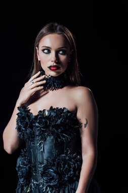 Siyah gotik elbiseli korkunç vampir kız.