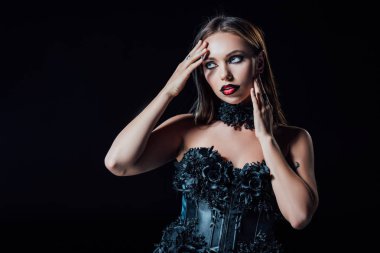Siyah gotik elbiseli korkunç vampir kız.