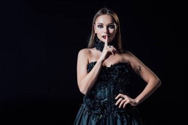 Siyah gotik elbiseli korkunç vampir kız. Siyahların üzerinde 