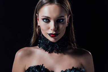 Siyah gotik elbiseli korkunç vampir kız.