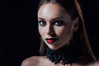 Siyah gotik elbiseli korkunç vampir kız.