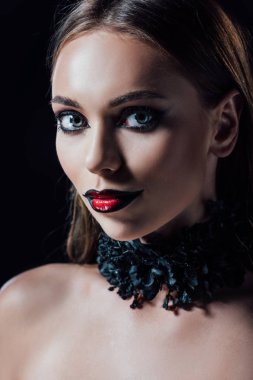 Siyah gotik elbiseli korkunç vampir kızın portresi.