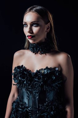 Siyah gotik elbiseli korkunç vampir kız.