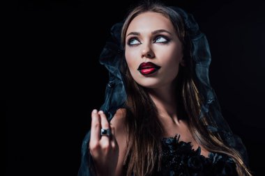 Siyah gotik elbiseli ve duvak takmış korkunç vampir kız.
