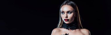 Siyah gotik elbiseli korkunç vampir kızın panoramik görüntüsü.