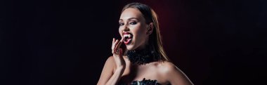 Siyah gotik elbiseli korkunç vampir kızın panoramik görüntüsü.