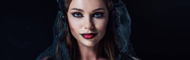 Siyah gotik elbiseli ve duvak takmış korkunç vampir kızın panoramik görüntüsü.
