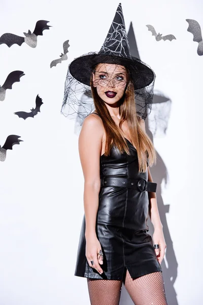 Menina Preto Bruxa Traje Halloween Perto Parede Branca Com Morcegos — Fotografia de Stock