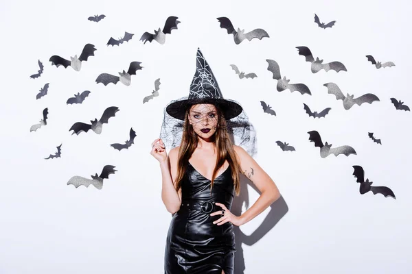 Menina Preto Bruxa Traje Halloween Perto Parede Branca Com Morcegos — Fotografia de Stock