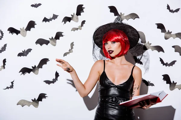 Mädchen Schwarzem Hexenhalloween Kostüm Mit Roten Haaren Buch Der Nähe — Stockfoto