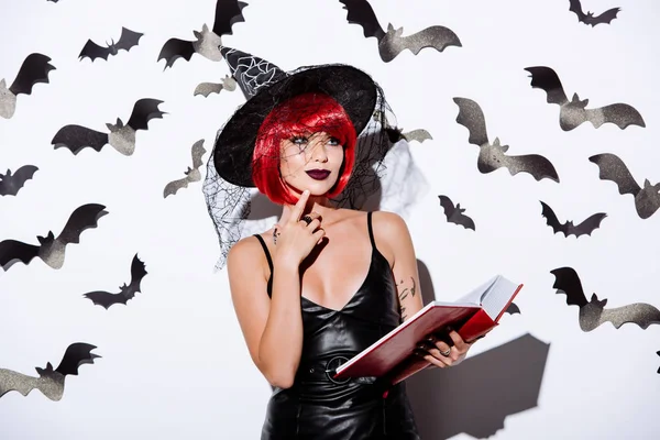 Menina Pensativa Traje Halloween Bruxa Preta Com Cabelo Vermelho Segurando — Fotografia de Stock