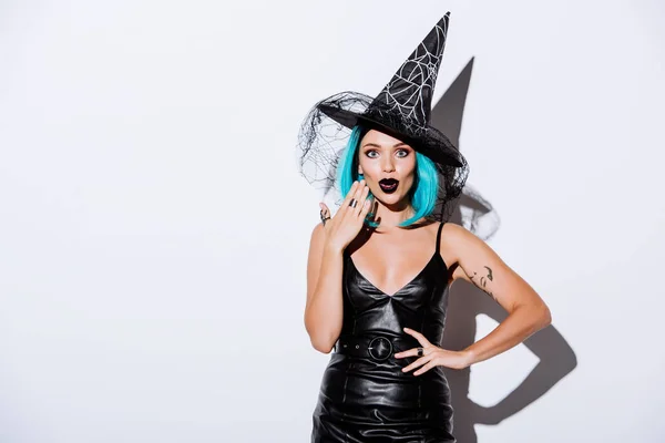 Scioccato Ragazza Costume Nero Strega Halloween Con Capelli Blu Sfondo — Foto Stock