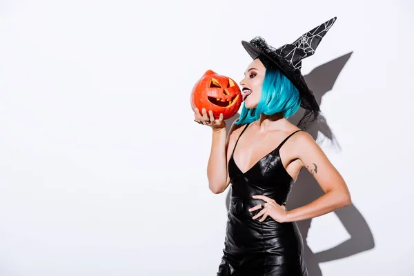 Sexy Girl Black Hexe Halloween Kostüm Mit Blauen Haaren Lecken — Stockfoto